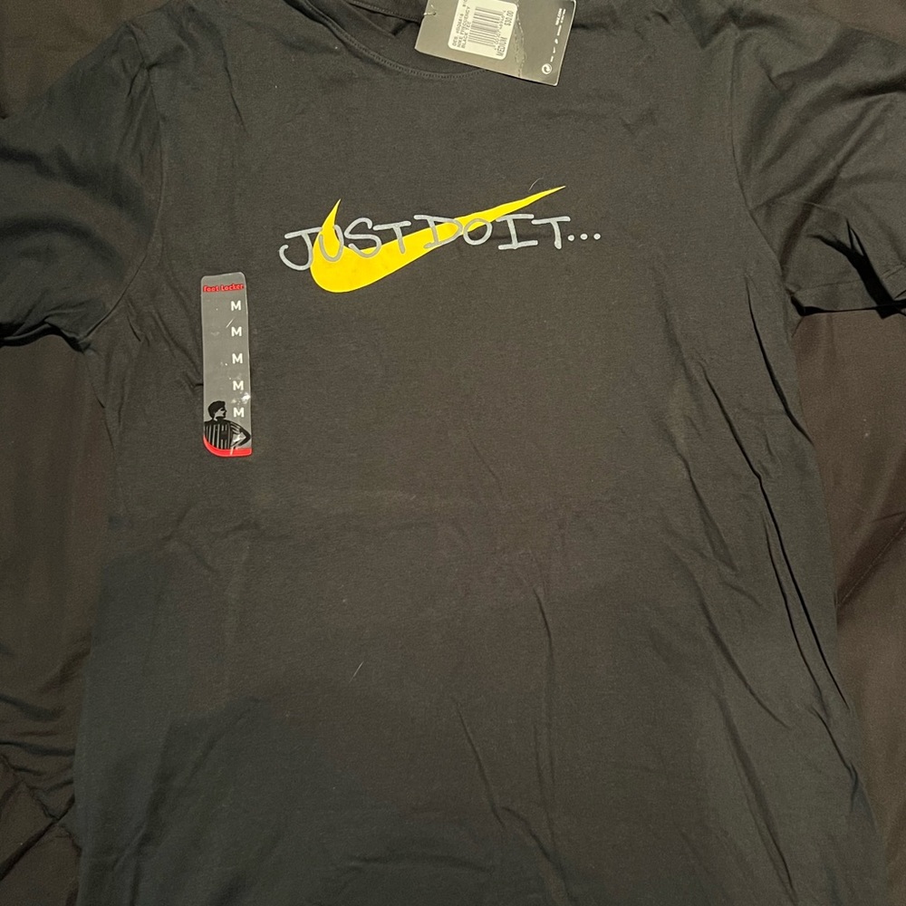 Nike “Frequency” Tee size M NWT